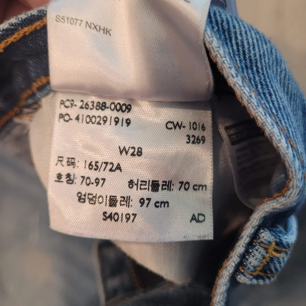 Levi's 501 Original Straight Fit Cut-Off Distressed Jeans - Picture 5 of 5